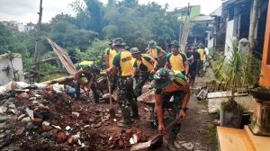 Pupuk Rasa Solidaritas Dengan Rakyat, Yonkes 2 Kostrad Bantu Perbaikan Jalan Akibat Longsor