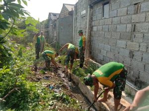 Cegah Banjir dan Basmi Sarang Nyamuk, Satjar Divif 1 Kostrad Pembersihan Saluran Air