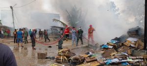 Prajurit Lanal Dumai Sigap Bantu Pemadaman Kebakaran Rumah Warga