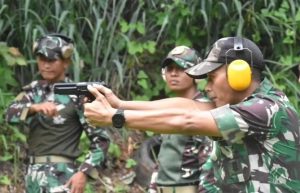 Danbrigif 17 Kostrad Latihan Menembak Pistol dan Senapan Jarak 100 M
