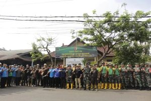 Satgas 330 Kostrad Kawal Pembagian Bantuan Beras Bulog, Masyarakat Intan Jaya Tersenyum Bahagia