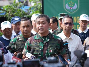 Tanpa Canggung, Kasad Jenderal Maruli Pimpin Langsung Pembersihan Sungai Krukut
