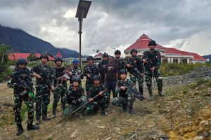 Satgas Yonif 330 Kostrad Hadirkan Pelita, Lingkungan Rumah Yance Sani Tak Lagi Gelap Gulita