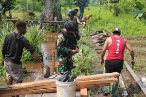 Satgas Mobile Yonif 411 Kostrad, Siapkan Material Untuk Perbaiki Jembatan Menuju Sekolah Rimba Mumugu