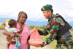 Mama Albertina Lokbere : Saya Senang, Satgas Mobile Yonif 411 Kostrad Selalu Dekat dan Bantu Kami Semua