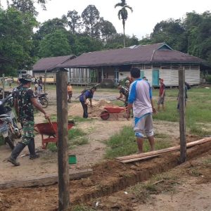Satgas Pamtas RI-Malaysia Yonarmed 10 Kostrad Bangun Pagar Sekolah Dasar Negeri (SDN) 13 Nanga Bayan
