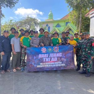 Gotong Royong Prajurit Yonif 303 Kostrad Bersama Masyarakat Melaksanakan Kerja Bakti