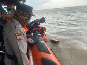 Pos TNI AL Selatpanjang Bersama Tim SAR Gabungan Evakuasi Jenazah ABK TB. Bina Sarana 82