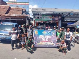 Peringati Hari Juang TNI AD ke – 78, Yonif 320 Kostrad Karya Bakti Bersihkan Pasar Badak Pandeglang
