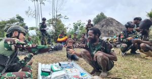 Peningkatan Kesejahteraan Kesehatan Masyarakat Distrik Dal oleh Satgas Yonif Para Raider 433 Kostrad