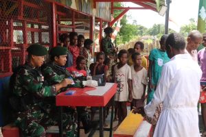 Tim Kesehatan Satgas 411 Kostrad Buka Pelayanan Kesehatan Gratis Kepada Masyarakat Batas Batu