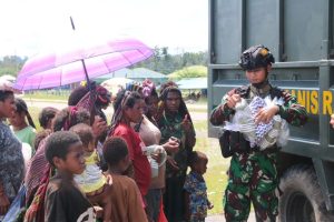 Senyum Bahagia Mama Papua, Dapat Selimut Dari Satgas Mobile Yonif 411 Kostrad