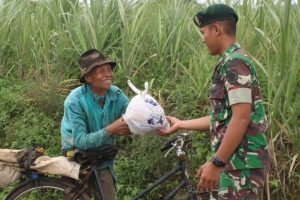 Berbagi Kepada Sesama, Prajurit Yonif 502 Kostrad Giatkan Jumat Berkah