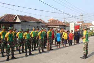Yonkav 8 Kostrad Beserta Warga Bersihkan Sungai di Desa Beji, Pasuruan