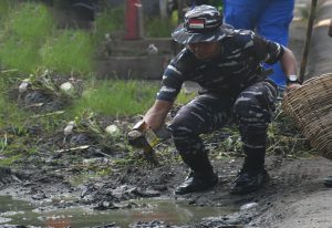 Peringati HUT Ke-27, Lanal Banjarmasin Gelar Program Kali Bersih