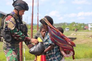 Perayaan Natal Semakin Dekat, Satgas Mobile Yonif 411 Kostrad Kembali Gelar Pos Senyum