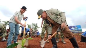 Pangdivif 3 Kostrad bersama PJ Gubernur Sulsel Melaksanakan Penanaman Pohon Pisang Cavendish di Lahan Kosong Madivif 3 Kostrad