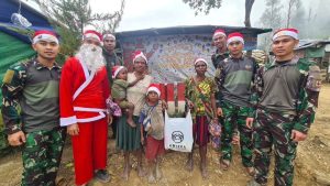 Kejutan Natal Satgas 330 Kostrad Terus Berlanjut, Giliran Santa Claus Pos Titigi Gelar Aksi Berbagi