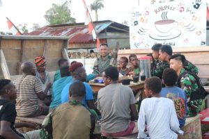Ngopi Bareng Lagi, Sarana Kedekatan Satgas Mobile Yonif 411 Kostrad Dengan Masyarakat