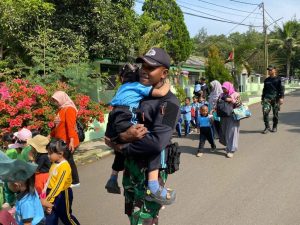 Dengar, Datang, Lihat dan Senang, Keseruan Program “TNI Sahabat Anak” di Yonif 330 Kostrad