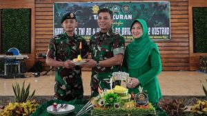 Prajurit Condromowo Menerima Penghargaan Sebagai Prajurit Berprestasi