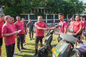 Pangkostrad Serahkan Kendaraan Motor Listrik Untuk Satuan Jajaran Kostrad