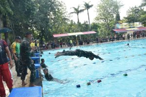 Pangdivif 1 Kostrad Pimpin Start Lomba Renang Dasar Militer Estafet Satjar Divif 1 Kostrad
