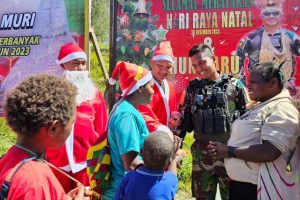 Bagikan 1000 Daster Batik Kencana Ungu, Kado Satgas Yonif 330 Kostrad Untuk Mama Papua di Hari Ibu
