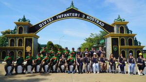 Pangdivif 3 Kostrad Bersama Kepala Cabang Bank Arta Graha Melaksanakan Penanaman 150 Pohon Ketapang di Taman Jalan Madivif 3 Kostrad
