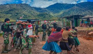 Perayaan Natal yang Memukau dan Bersejarah di Distrik Yigi dengan Kedatangan Sinterklas oleh Prajurit Julu Siri