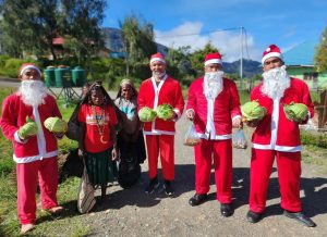 Empat Santa Claus Tri Dharma Gemparkan Intan Jaya, Borong Hasil Bumi Mama Papua