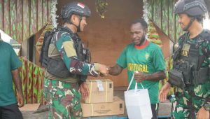 Suka Cita Sambut Natal, Satgas Yonif 411 Kostrad Serahkan Lampu Natal dan Alkitab