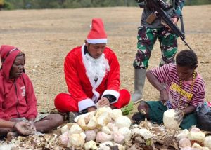 Wujud Syukur Menyambut Perayaan Natal, Satgas 330 Kostrad dan Warga Kampung Holomama Gelar Acara Bakar Batu