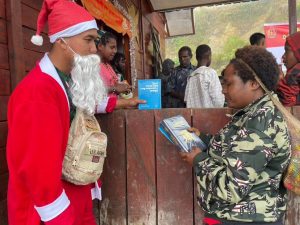Jelang Ibadah Malam Natal di Intan Jaya, Satgas Yonif 330 Kostrad Bagikan Bantuan Alkitab Dari Pangkostrad