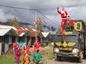 Perdana Dalam Sejarah Perayaan Natal di Intan Jaya, Satgas 330 Kostrad Bagikan Bingkisan Natal Gunakan Kereta Santa