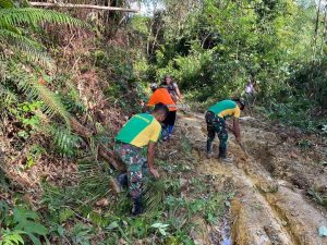 Satgas Yonarmed 10 Kostrad Gotong Royong dan Bersama Warga Memperbaiki Meratakan Jalan Yang Rusak