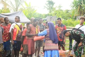 Wadansatgas Yonif 411 Kostrad : Satu Ton Beras Program Pos Senyum Pandawa Special Natal Selesai di Bagikan Untuk Masyarakat Nduga