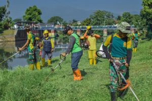 Yonarhanud 2 Kostrad Kerahkan Prajuritnya Laksanakan Penanaman Pohon Dan Pembersihan Sungai