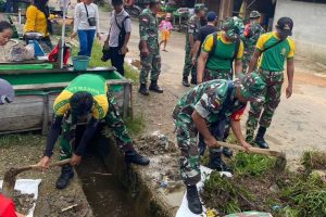 Satgas Yonarmed 10 Kostrad Melaksanakan Kegiatan Karya Bakti TNI