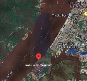 Tim SFQR Lanal Banjarmasin Gerak Cepat Beri Pertolongan Kapal Yang Alami Kebocoran di Sungai Barito