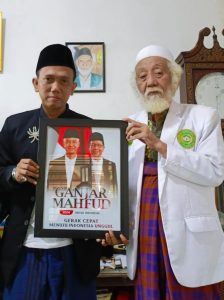 Kibarkan Bendera Ganjar-Mahfud di Puncak Gunung Karang, Ini Kata Ust. Ari Monas