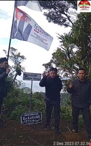 TOP  !! Tim Ini Kibarkan Bendera Ganjar-Mahfud di Puncak Gunung Tempat Berkumpul nya Para Wali Se-Alam Dunia