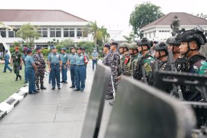 KOMANDAN LANTAMAL III JAKARTA MENGHADIRI KUNJUNGAN KASAL MENINJAU KESIAPAN PEMBERANGKATAN BANTUAN KEMANUSIAAN KE MESIR