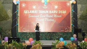 Pangdivif 3 Kostrad Berada di Tengah-Tengah Prajurit dan Keluarga Divif 3 Kostrad pada Acara Malam Tahun Baru
