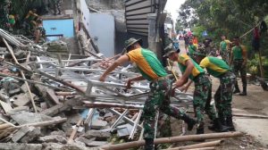 Prajurit Yonarhanud 1 Kostrad Bersama Komponen Pemerintah Daerah dan Warga Bantu Penanganan Penanggulangan Pasca Bencana Alam Tanah Longsor