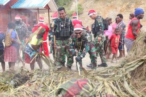 Kebersamaan Satgas Yonif 330 Kostrad dan Warga Kampung Bazemba, Bakar Batu Rayakan Natal dan Sambut Tahun Baru