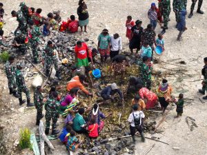 Sukacita dan Syukuran Sambut Tahun Baru, Satgas Yonif 330 Kostrad dan Masyarakat Intan Jaya Gelar Acara Bakar Batu