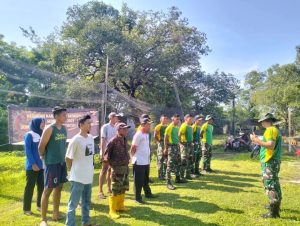 Masyarakat Tenrigangkae Bersama Prajurit Denpandutaikam Brigif 3 Kostrad Bahu Membahu Bersihkan Sarana dan Prasarana Umum