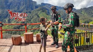 Satgas Yonif 330 Kostrad Bagikan Gula-gula, Anak-anak Intan Jaya Tersenyum Bahagia