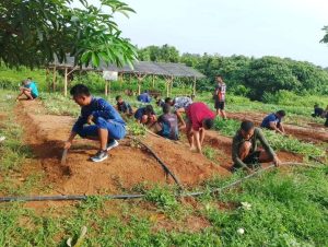 Prajurit Yonif 318 Kostrad Karya Bakti Bersihkan Pangkalan Militer